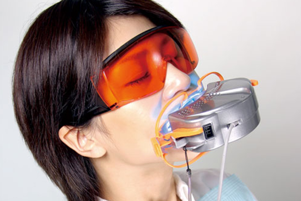 神保町・神保町ガーデン歯科・装着タイプの照射器で施術時のストレス軽減